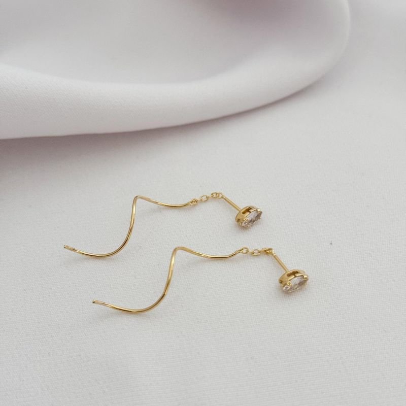 BRINCO FIO PASSANTE COM NAVETE ZIRCONIA EM OURO 18K