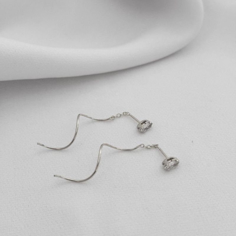 BRINCO FIO PASSANTE COM NAVETE ZIRCONIA EM RÓDIO BRANCO