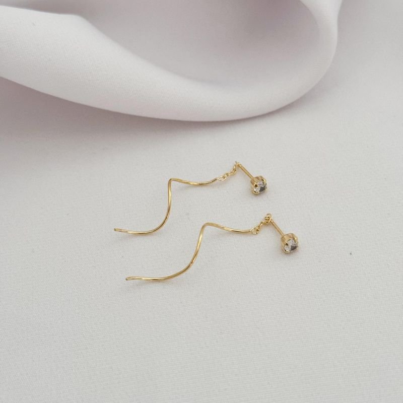 BRINCO FIO PASSANTE COM PONTO DE LUZ EM OURO 18K