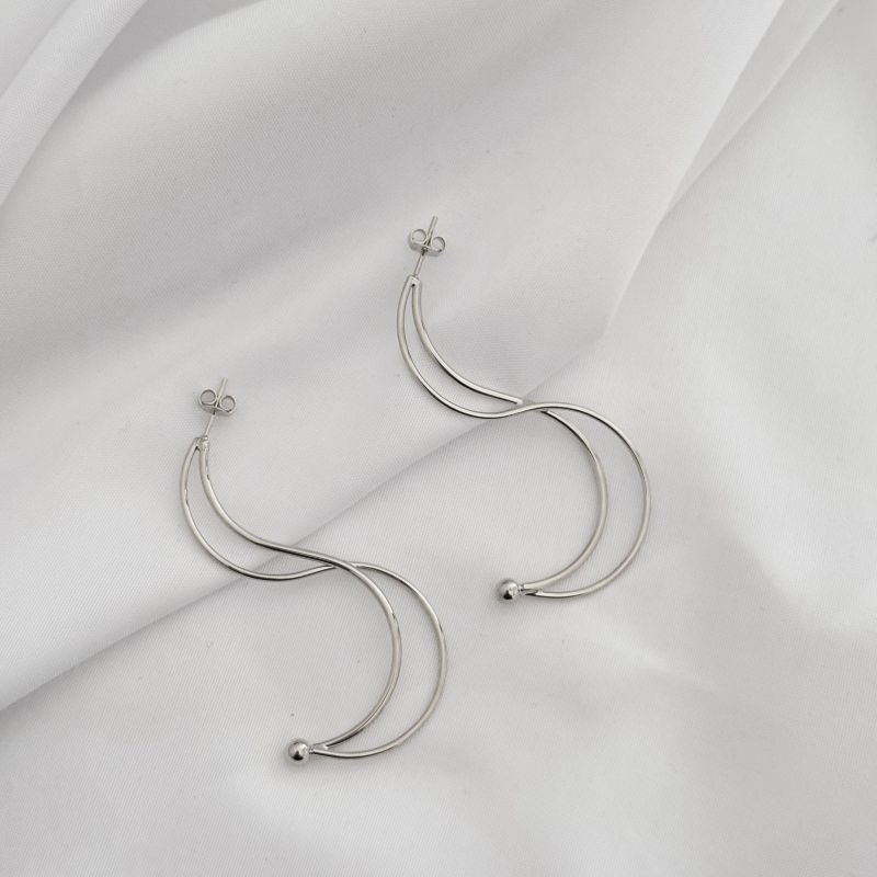 BRINCO FIO TRANÇADO COM BOLINHA NA PONTA EM RÓDIO BRANCO