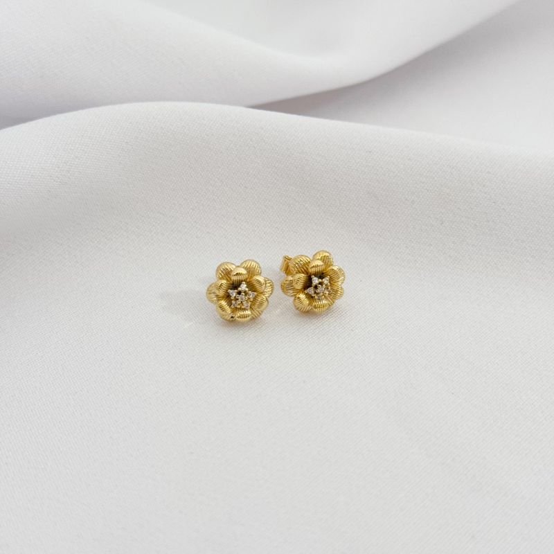 BRINCO FLOR COM MIOLHO CRAVEJADO EM OURO 18K