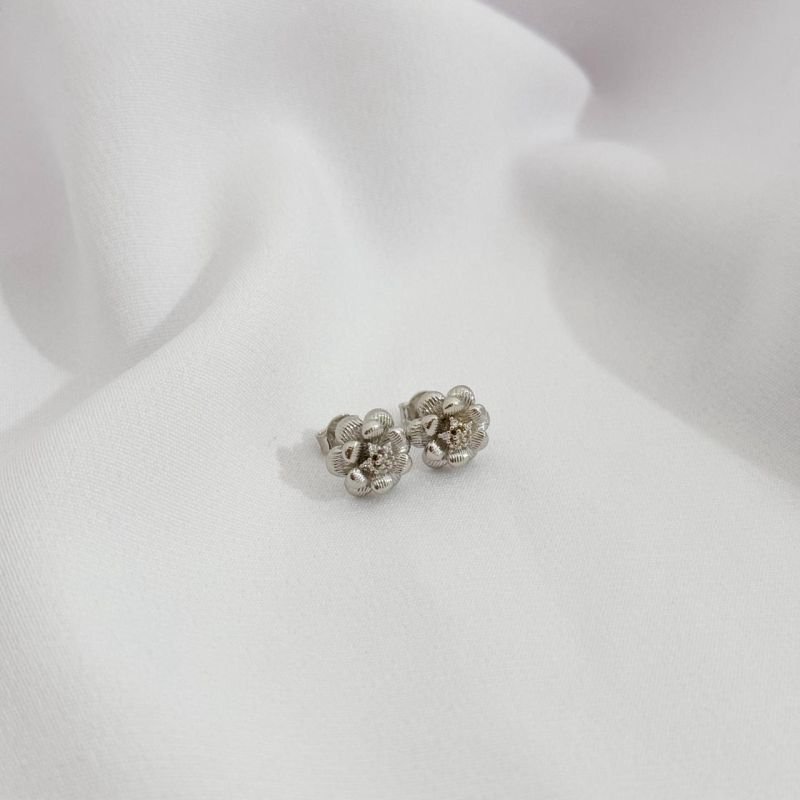 BRINCO FLOR COM MIOLHO CRAVEJADO EM RÓDIO BRANCO