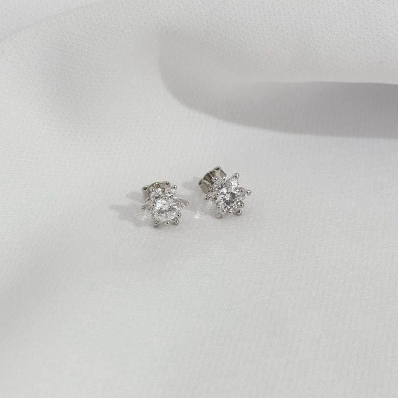 BRINCO FLOR COM ZIRCONIA CENTRO EM RÓDIO BRANCO