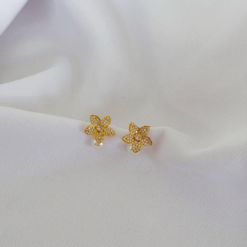 BRINCO FLOR CRAVEJADA COM PEROLA EM OURO 18K