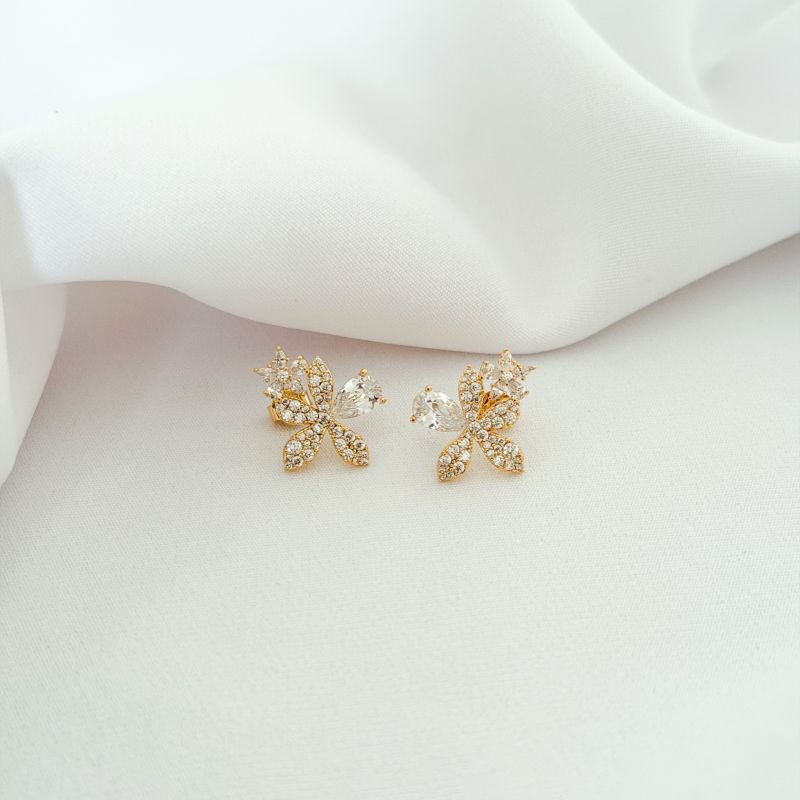 BRINCO FLOR CRAVEJADA DETALHE EM MINI FLOR EM OURO 18K