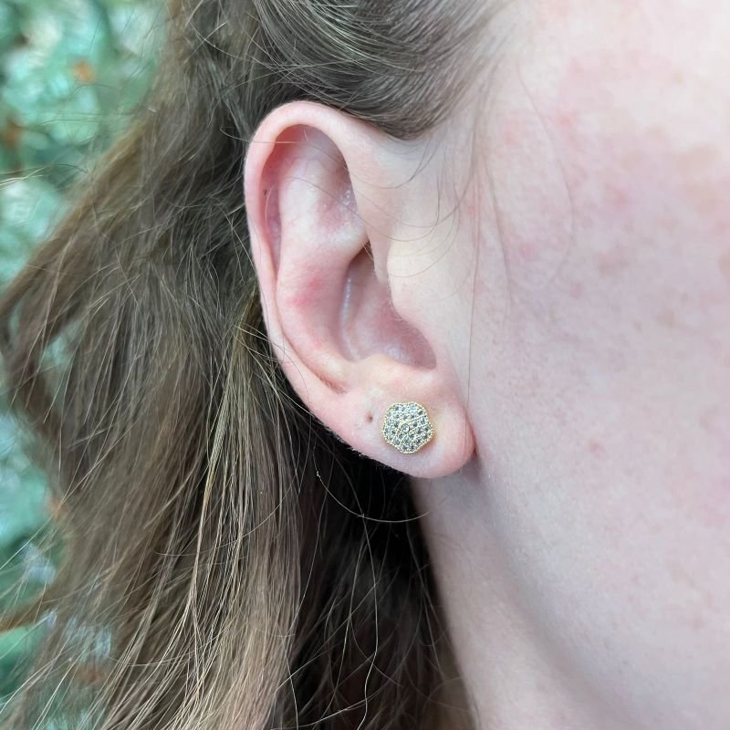 BRINCO FLOR CRAVEJADA PEQUENA EM OURO 18K