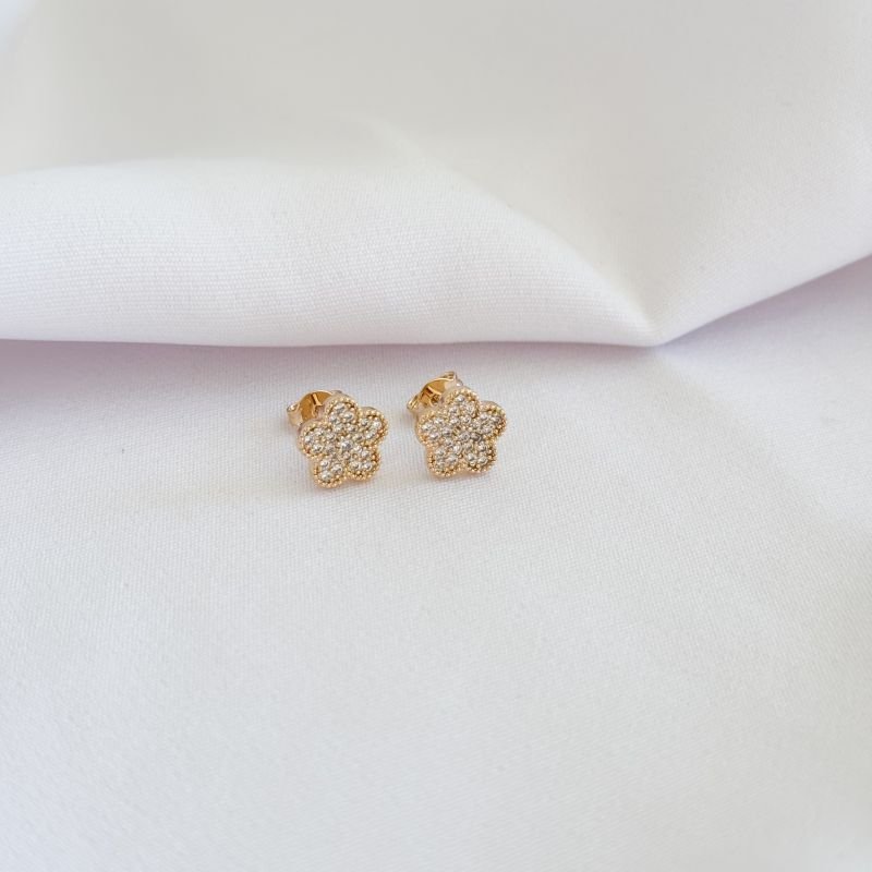 BRINCO FLOR CRAVEJADO EM OURO 18K