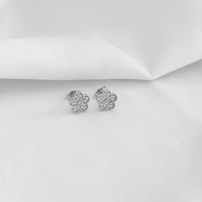 BRINCO FLOR CRAVEJADO EM RÓDIO BRANCO