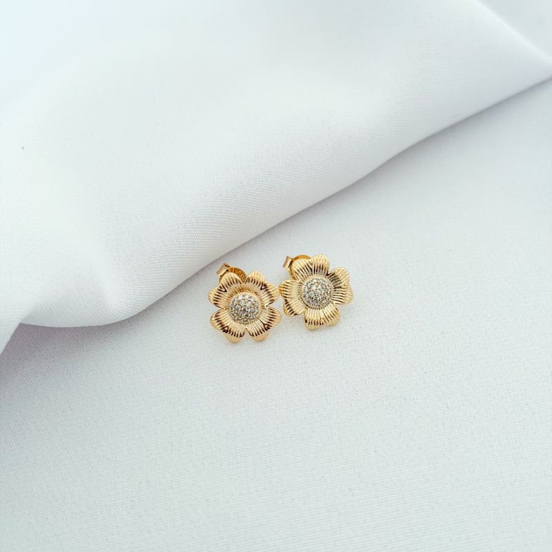 BRINCO FLOR PETALAS RISCADAS C/ MIOLO CRAVEJADO EM OURO 18K