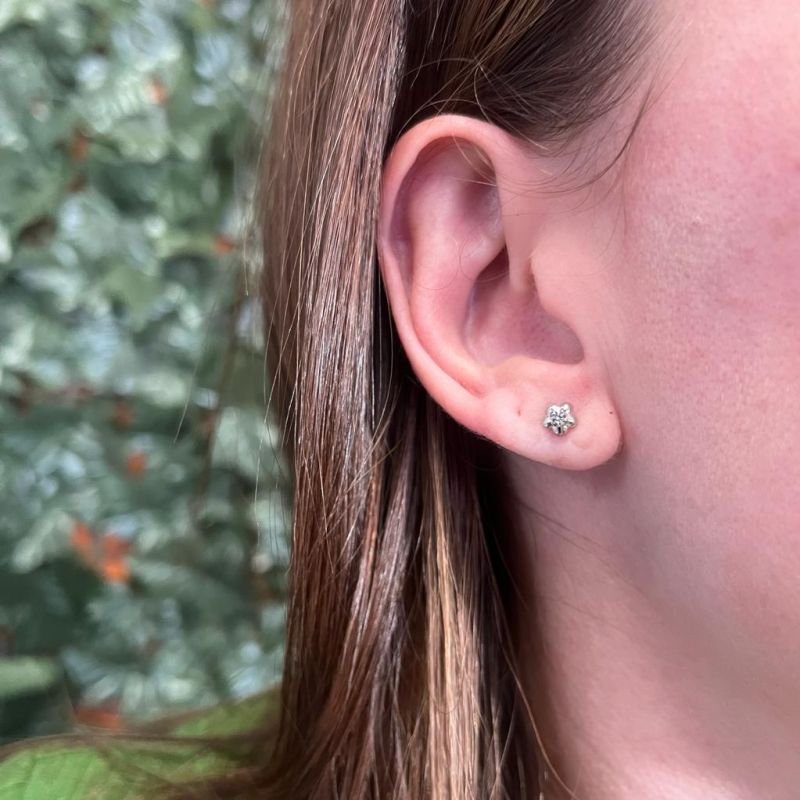 BRINCO FLORZINHA COM ZIRCONIA EM RÓDIO BRANCO