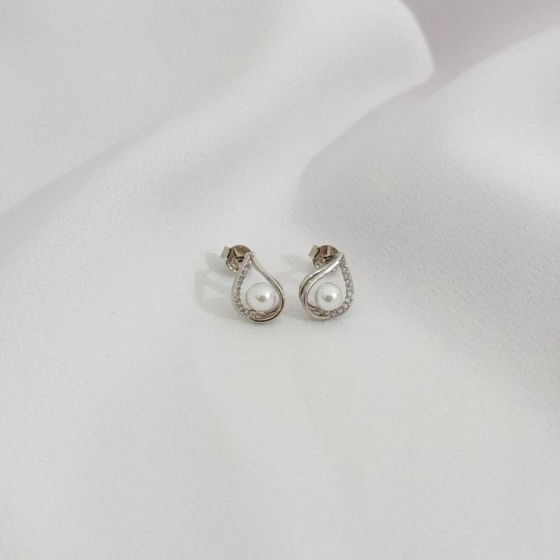 BRINCO FORMATO GOTA COM LADO CRAVEJADO E PEROLA EM RÓDIO BRANCO