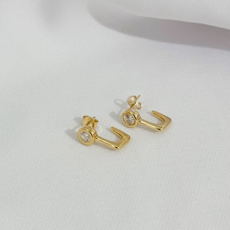 BRINCO FORMATO J COM PEDRA PONTA EM OURO 18K