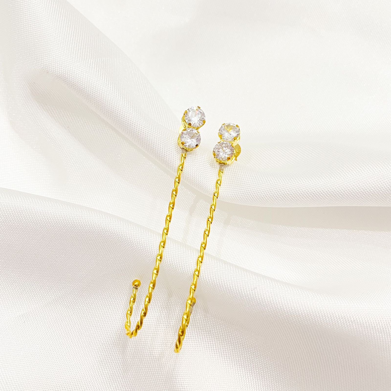 BRINCO GANCHO CARTILHADO COM 2 ZIRCONIAS EM OURO 18K