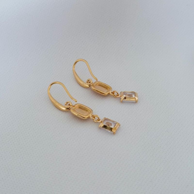 BRINCO GANCHO COM RETANGULOS DIAMANTADOS E ZIRCONIA EM OURO 18K