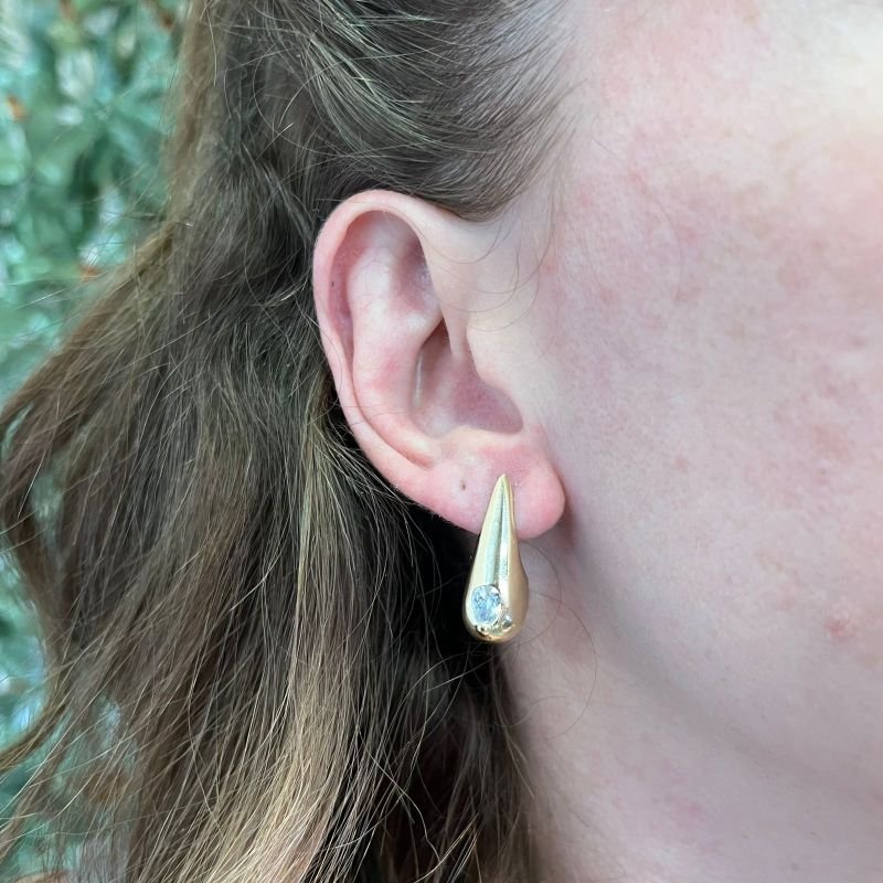 BRINCO GOTA COM ZIRCONIA EM RÓDIO BRANCO
