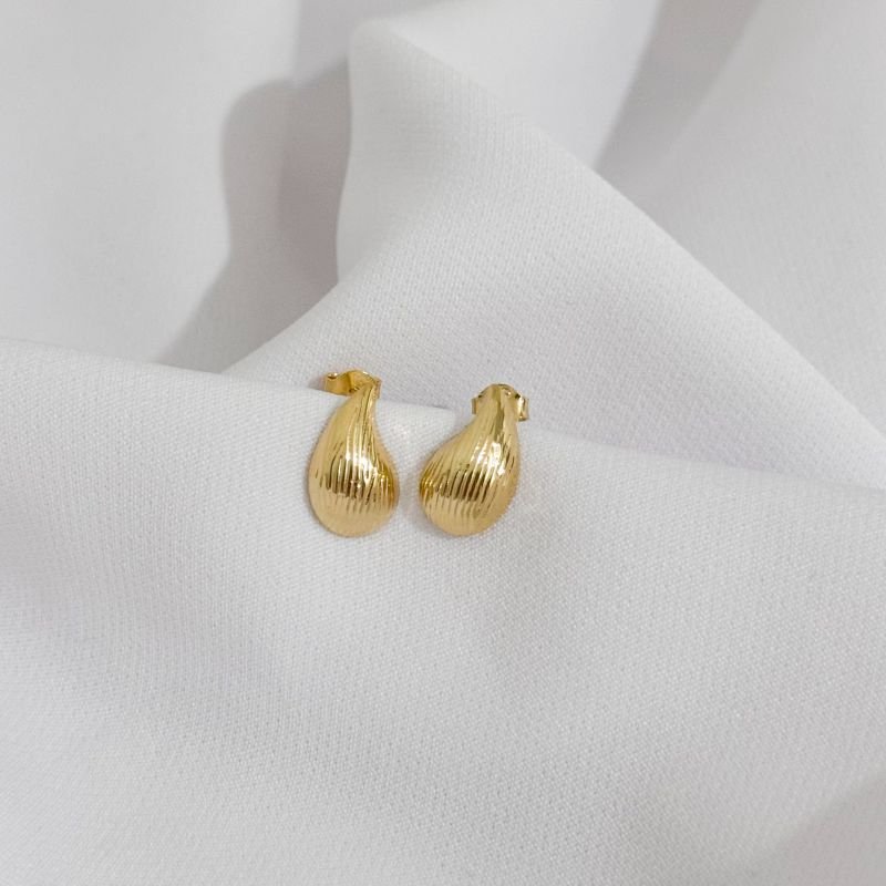 BRINCO GOTA TEXTURIZADA PEQUENA 15MM EM OURO 18K