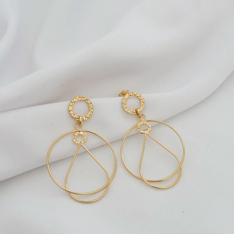 BRINCO GOTA VAZADA COM BASE REDONDA TRABALHADA EM OURO 18K