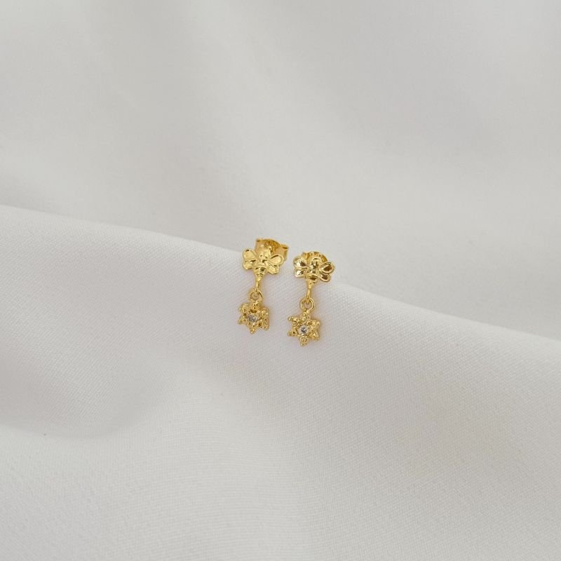 BRINCO INFANTIL BASE ABELHA COM PINGENTE FLOR EM OURO 18K