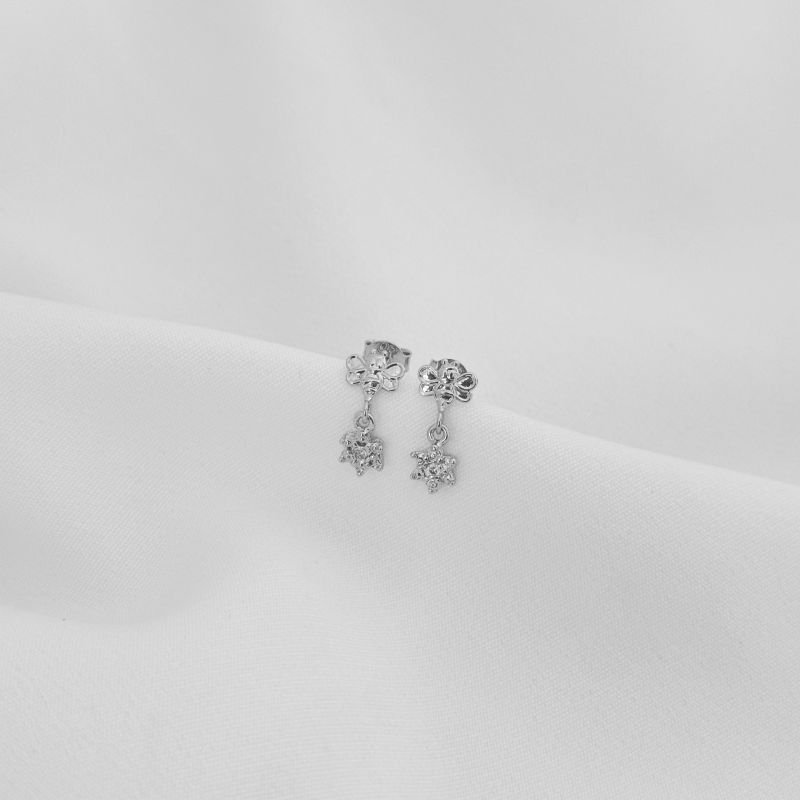 BRINCO INFANTIL BASE ZIRCONIA CORACAO COM PINGENTE URSO EM RÓDIO BRANCO