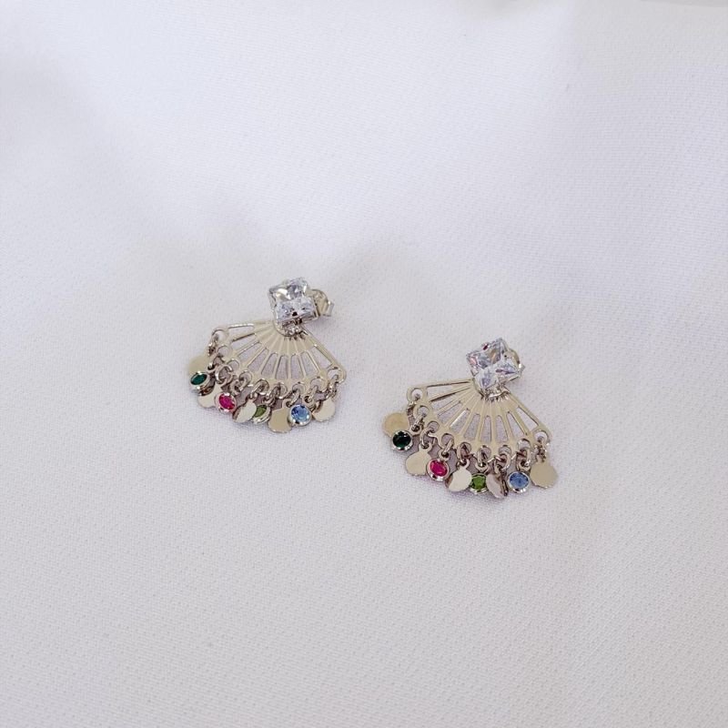 BRINCO LEQUE COM PEDRINHAS COLORIDAS EM RÓDIO BRANCO