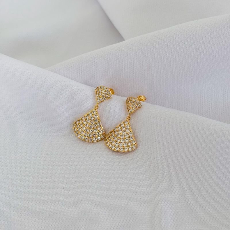 BRINCO LEQUE CRAVEJADO MÉDIO EM OURO 18K