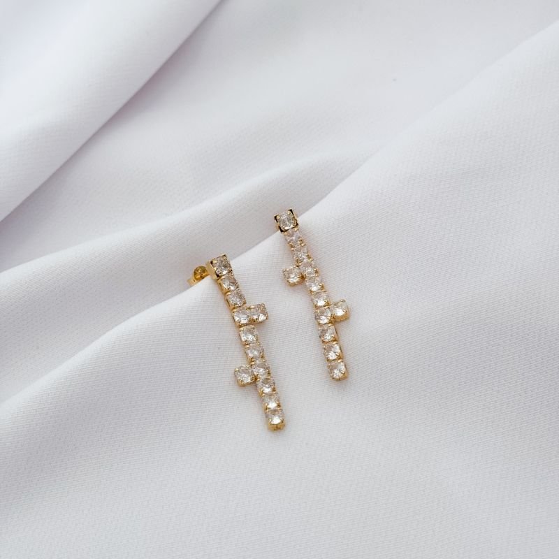BRINCO LONGO COM ZIRCONIAS EM OURO 18K