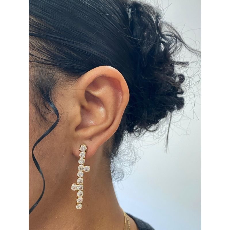 BRINCO LONGO COM ZIRCONIAS EM OURO 18K