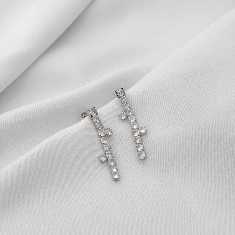BRINCO LONGO COM ZIRCONIAS EM RÓDIO BRANCO