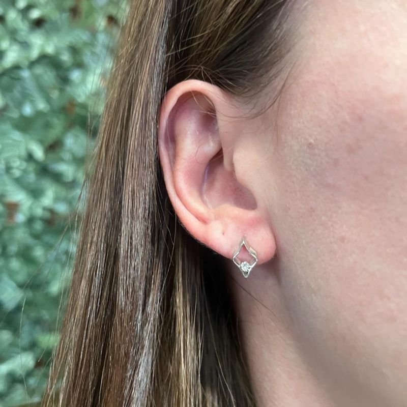 BRINCO LOSANGO COM ZIRCONIA EM RÓDIO BRANCO
