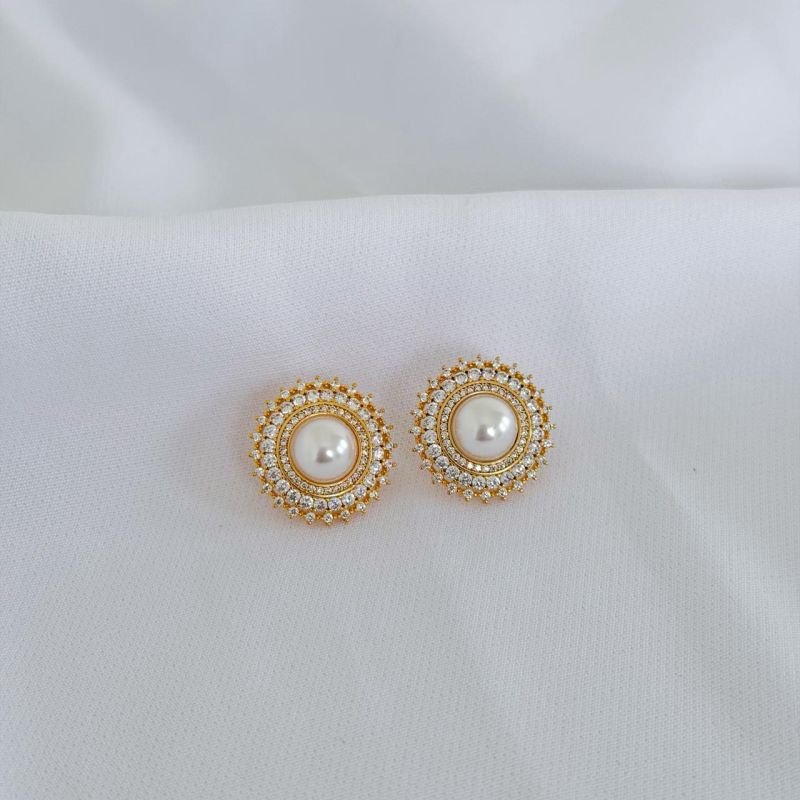 BRINCO LUXO CRAVEJADO COM PEROLA CENTRAL EM OURO 18K