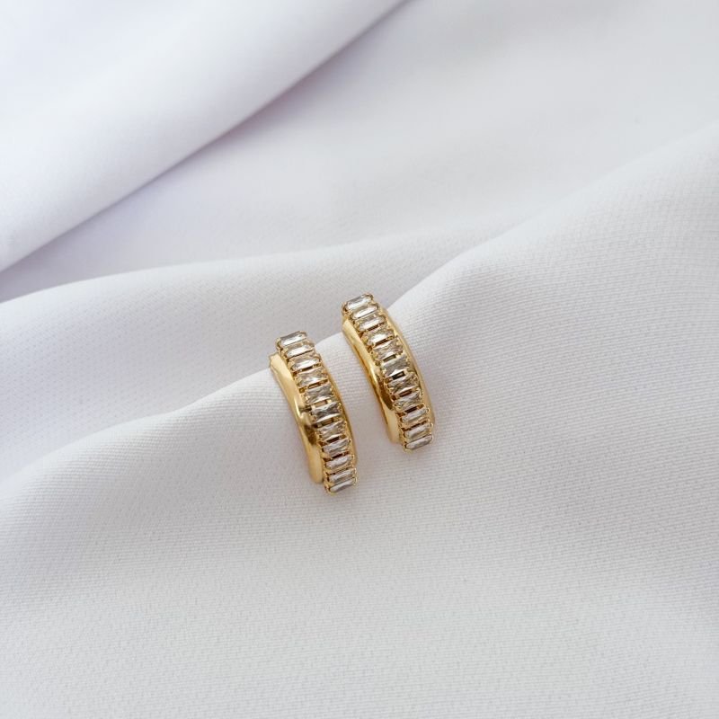 BRINCO MEIA ARGOLA COM ZIRCONIAS BAGUETE EM OURO 18K