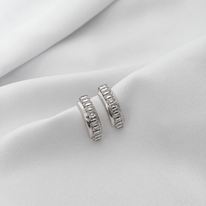 BRINCO MEIA ARGOLA COM ZIRCONIAS BAGUETE EM RÓDIO BRANCO