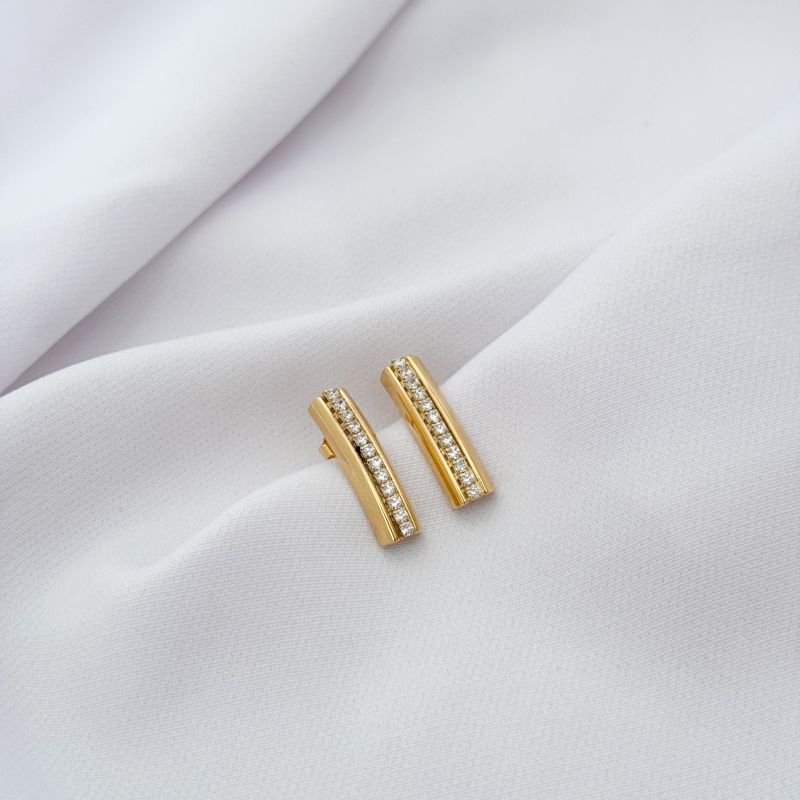 BRINCO MEIA ARGOLA COM ZIRCONIAS REDONDAS EM OURO 18K