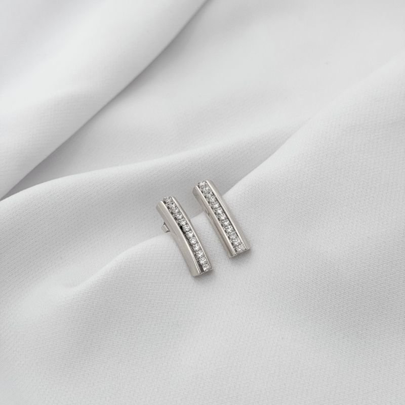 BRINCO MEIA ARGOLA COM ZIRCONIAS REDONDAS EM RÓDIO BRANCO