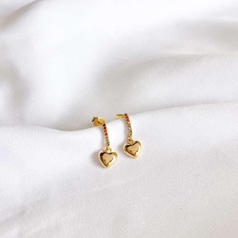 BRINCO MEIA ARGOLA CRAVEJADA COLORIDA COM CORAÇÃO PENDURADO EM OURO 18K
