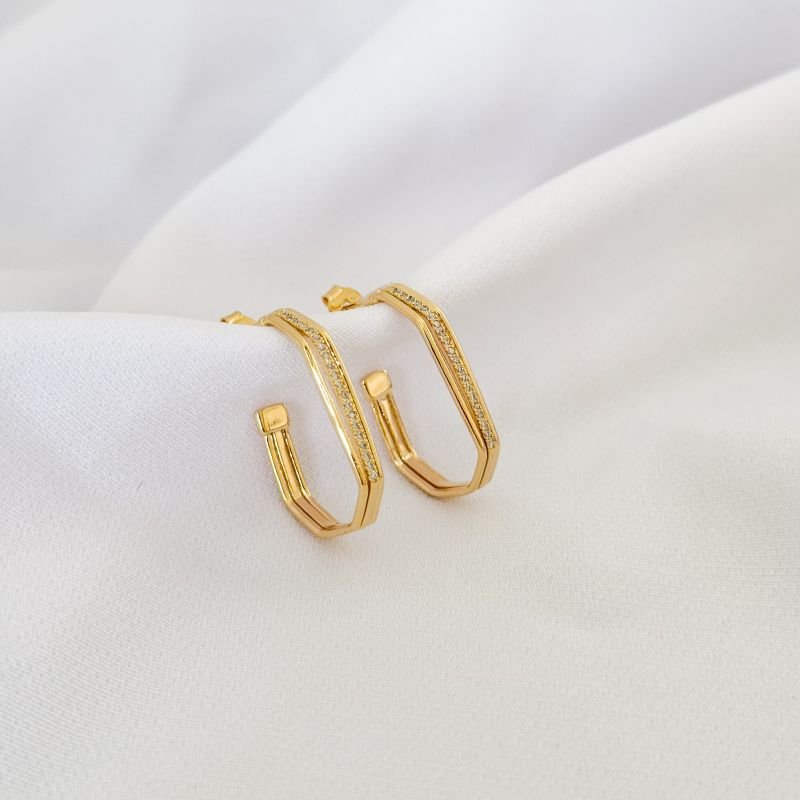 BRINCO MEIA ARGOLA CRAVEJADA EM OURO 18K