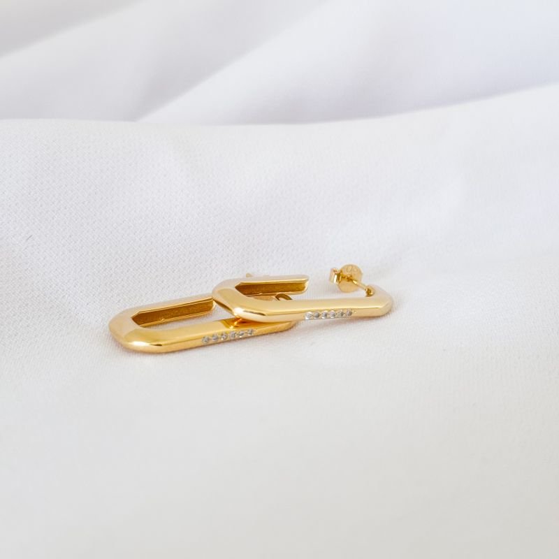 BRINCO MEIA ARGOLA CRAVEJADO EM OURO 18K