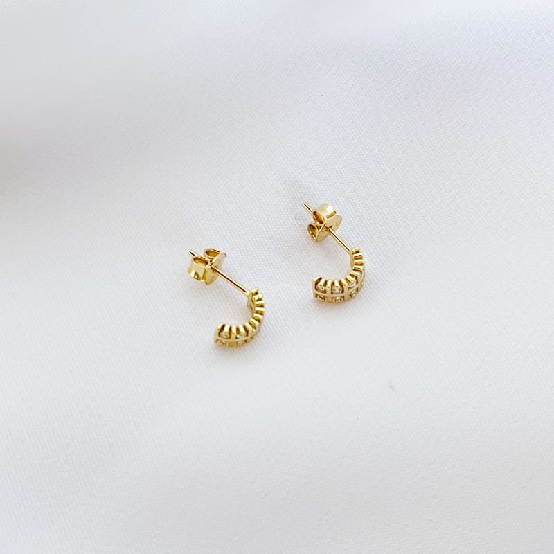 BRINCO MEIA ARGOLA PEQUENA CRAVEJADA EM OURO 18K
