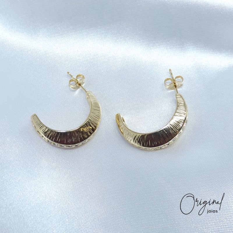 BRINCO MEIA ARGOLA TEXTURIZADA COM ZIRCÔNIAS EM OURO 18K