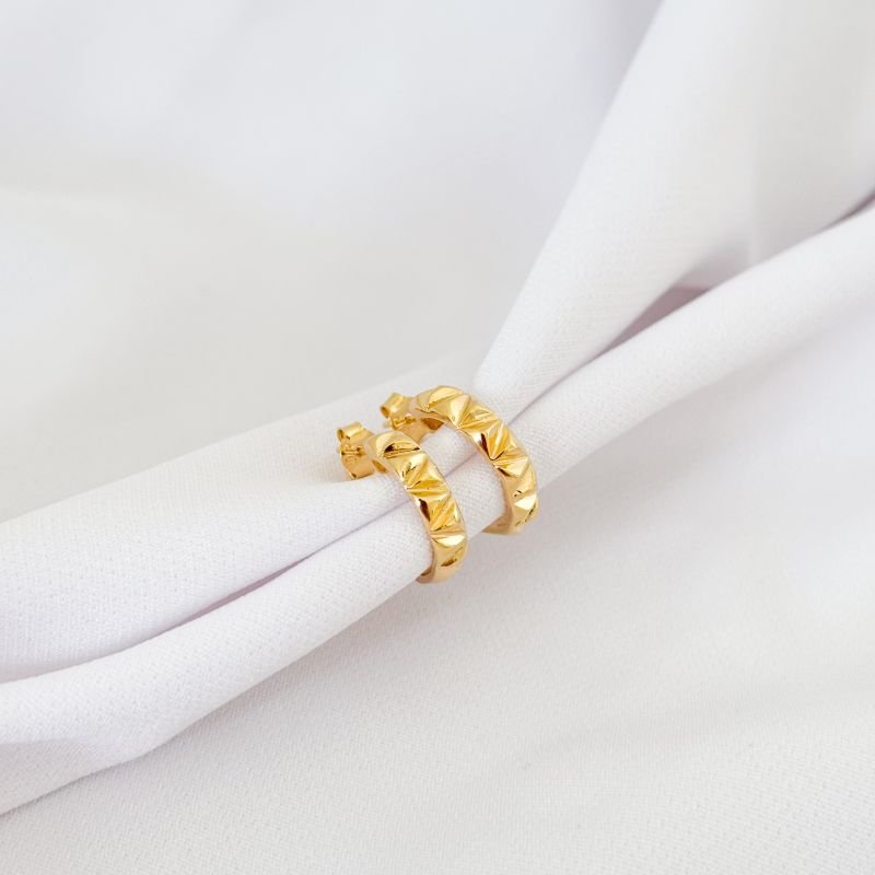 BRINCO MEIA ARGOLA TRABALHADA EM OURO 18K