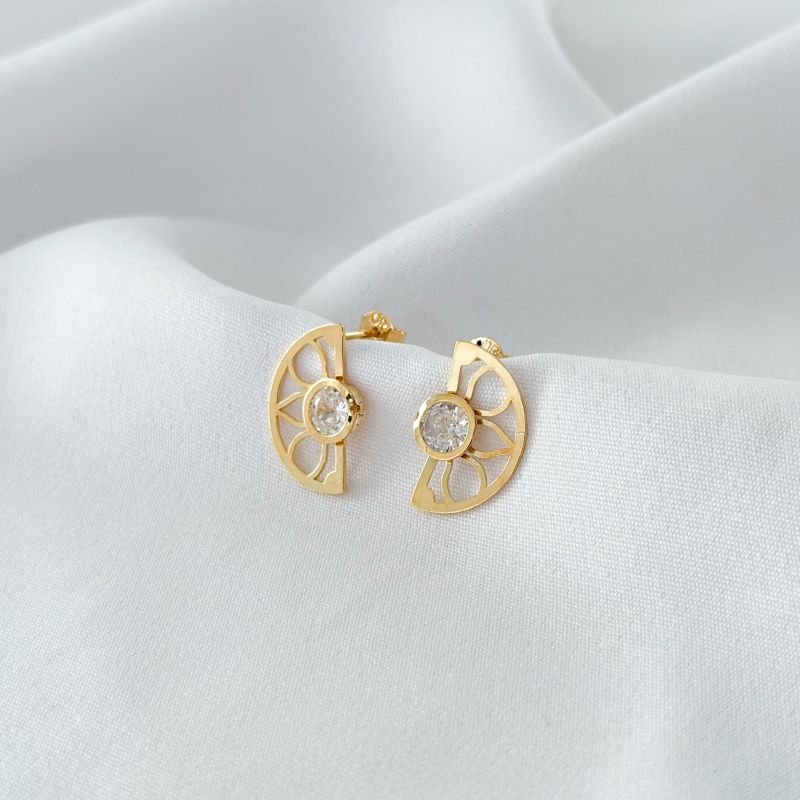 BRINCO MEIO CIRCULO DETALHADO C/ ZIRCONIA EM OURO 18K