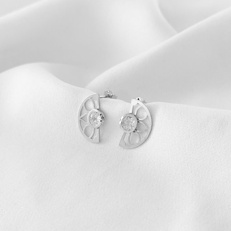 BRINCO MEIO CIRCULO DETALHADO C/ ZIRCONIA EM RÓDIO BRANCO
