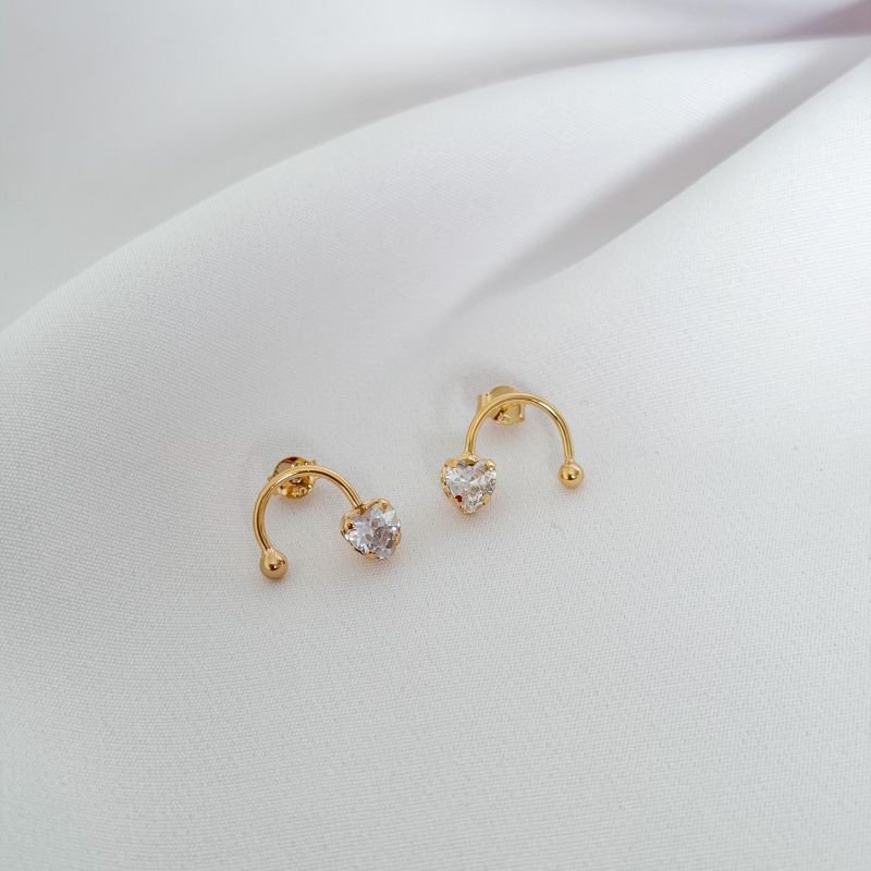 BRINCO MEIO FIO C/ CORACAO E PONTO DE LUZ ZIR. EM OURO 18K