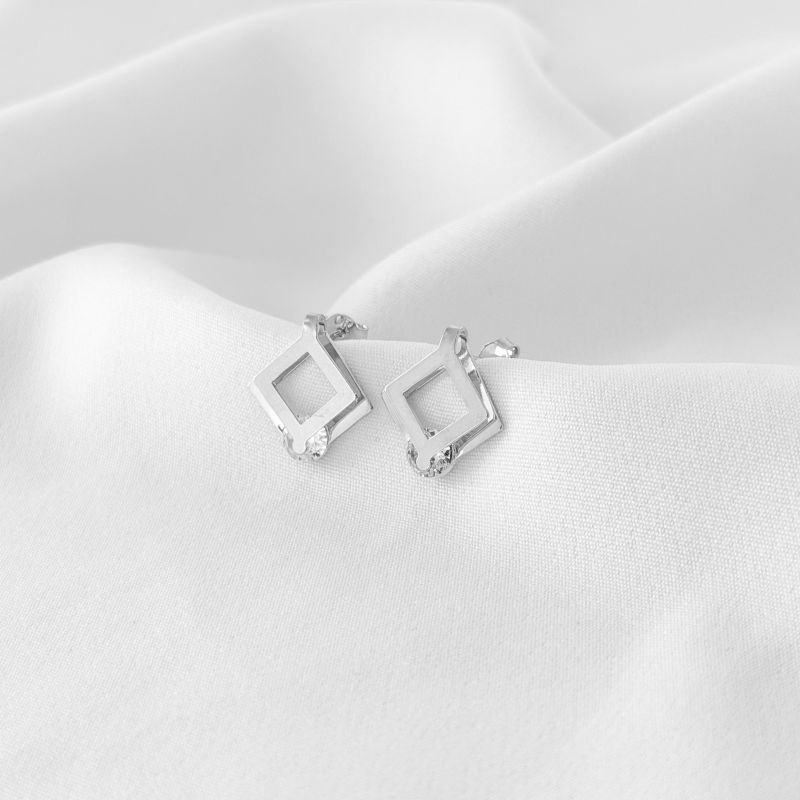 BRINCO MINI LOSANGO COM ZIRCONIA EM RÓDIO BRANCO