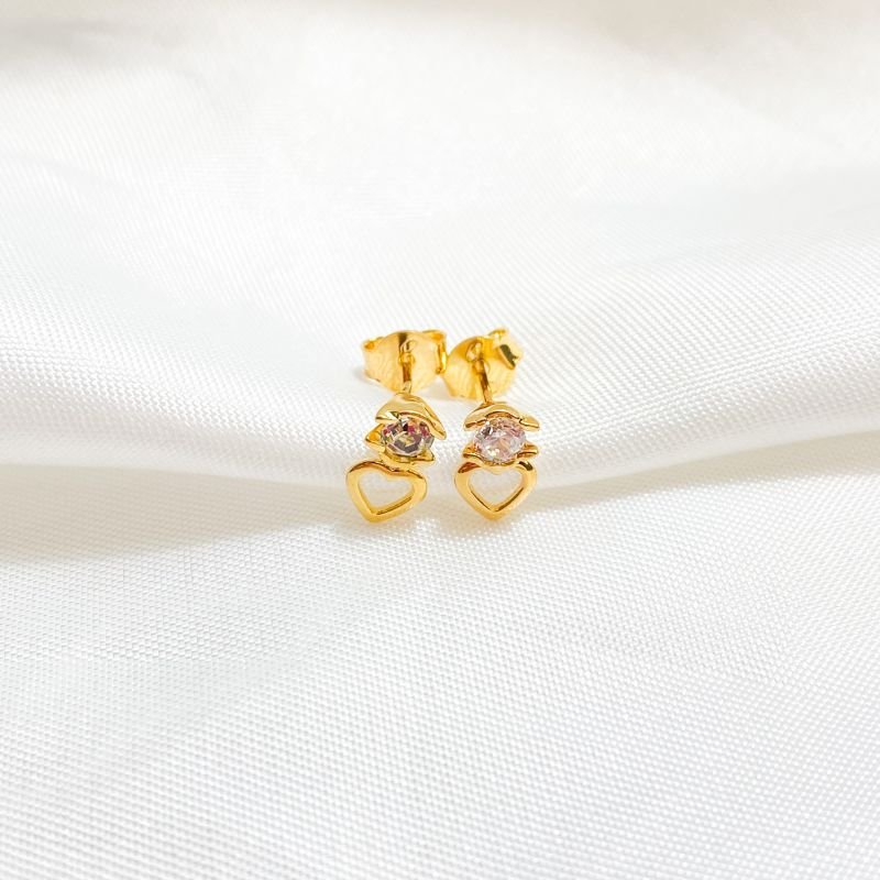 BRINCO MINI PONTO DE LUZ CRISTAL COM CORAÇÃO VAZADO EM OURO 18K