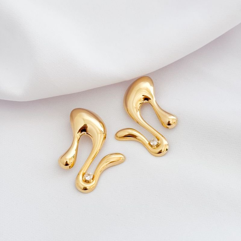 BRINCO ORGANICO LISO COM PONTO DE LUZ EM OURO 18K