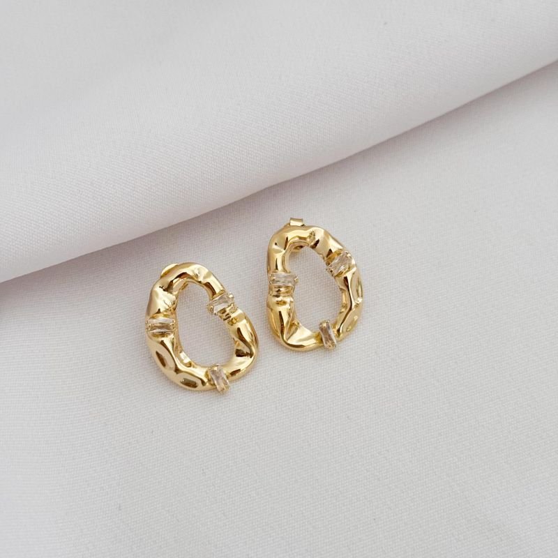 BRINCO ORGANICO PEDRA RETANGULAR EM OURO 18K