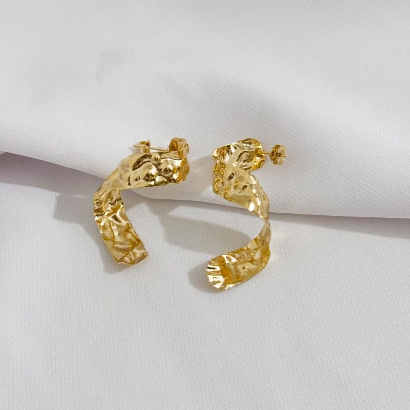 BRINCO ORGANICO TORCIDO EM OURO 18K