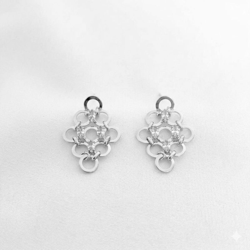 BRINCO OVAL COM ELOS VAZADOS E ZIRCONIA NAVETE EM RÓDIO BRANCO