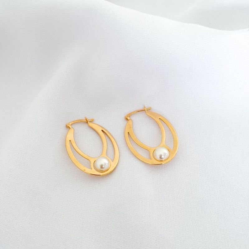BRINCO OVAL EM DETALHES C/ PEROLA NO CENTRO EM OURO 18K